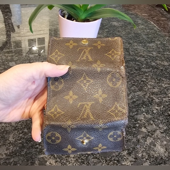 Louis Vuitton Monogram 6 Key Holder with Chain and Charm - Picture 6 of 14